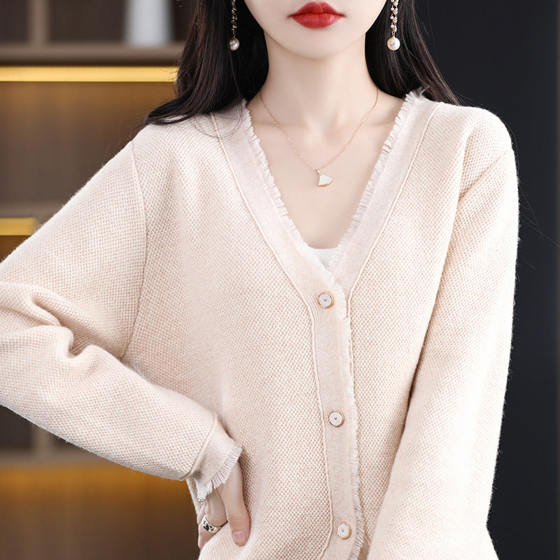 Damen Kurzgeschnittener V‑Ausschnitt‑Cardigan mit feinem Flor und Perlmuttknöpfen Shop Nory