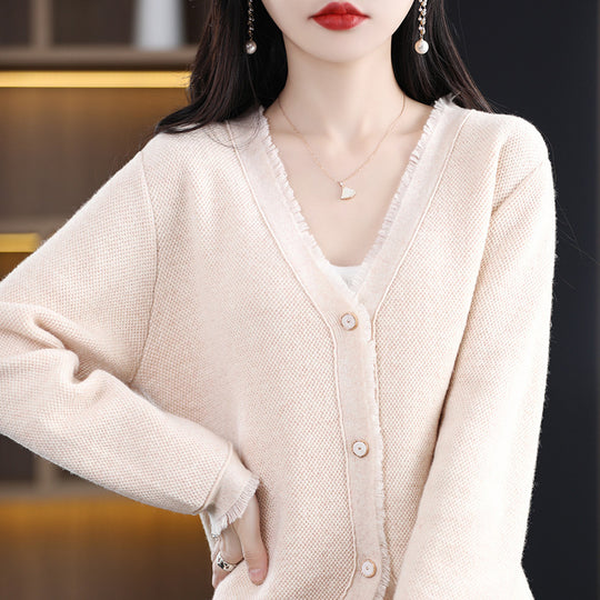 Damen Kurzgeschnittener V‑Ausschnitt‑Cardigan mit feinem Flor und Perlmuttknöpfen Shop Nory