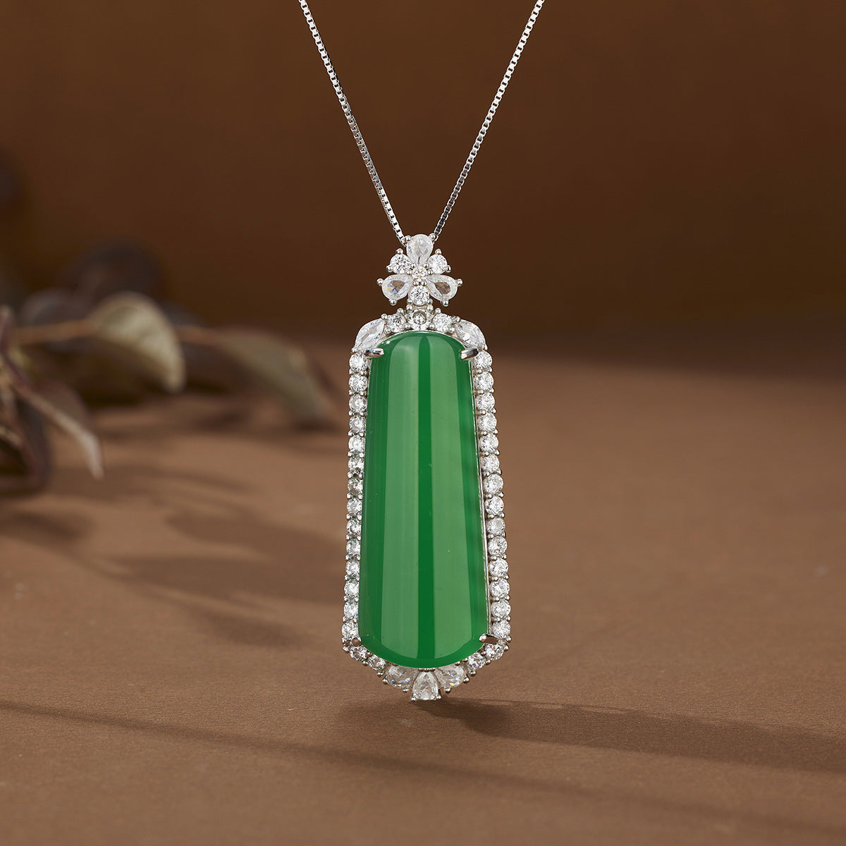 Damen elegante Halskette mit exquisite grünem Jade-Anhänger und funkelnden Zirkonia Shop Nory