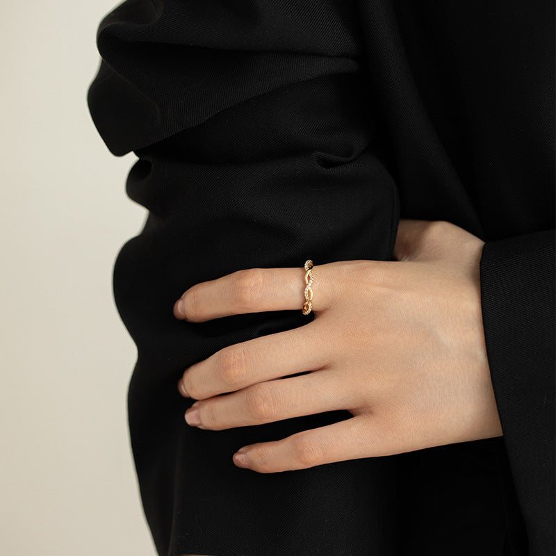 Damenring mit elegantem Wellenmuster und funkelnden Akzenten Shop Nory