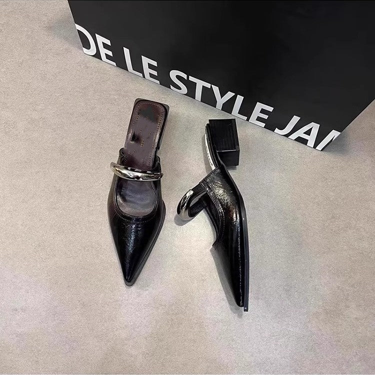 Damen Spitz zulaufende Mule-Pumps mit sculpted Blockabsatz und dekorativer Gliederkette Shop Nory