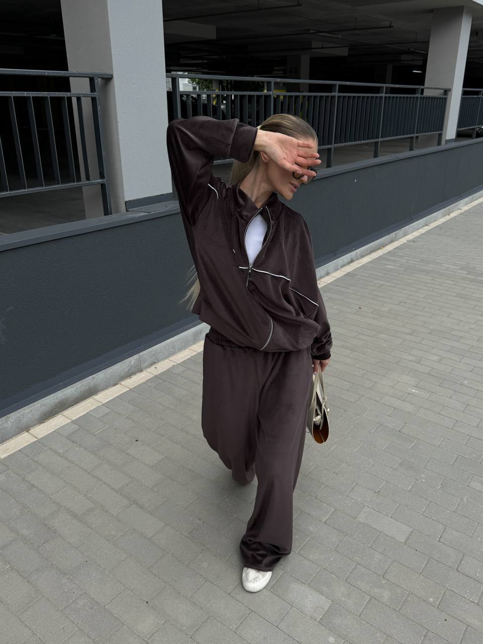 Damen sportive Oversize-Fleecejacke mit diagonaler Reißverschluss-Optik und weit geschnittener High-Waist-Jogginghose Shop Nory