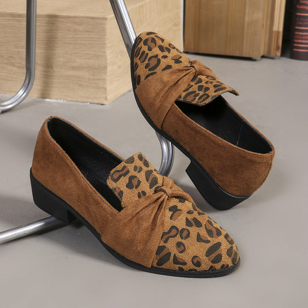 Damen Veloursleder-Loafer mit goldener Kettenapplikation und kleinem Blockabsatz Shop Nory