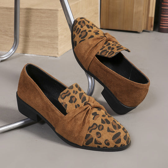 Damen Veloursleder-Loafer mit goldener Kettenapplikation und kleinem Blockabsatz Shop Nory