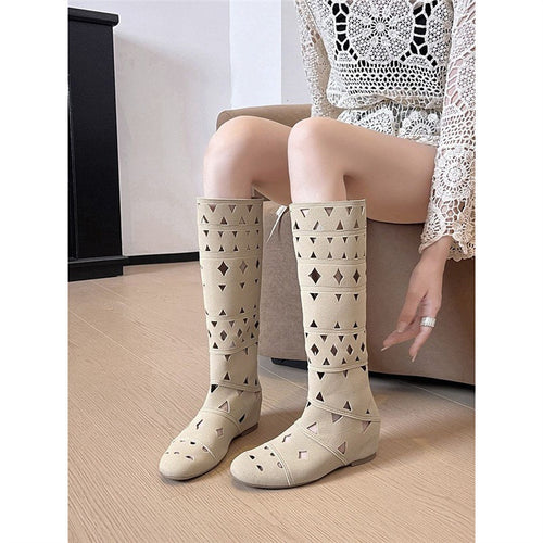 Damen kniehohe Stiefel mit geometrischen Cut-Outs und flacher Sohle Shop Nory