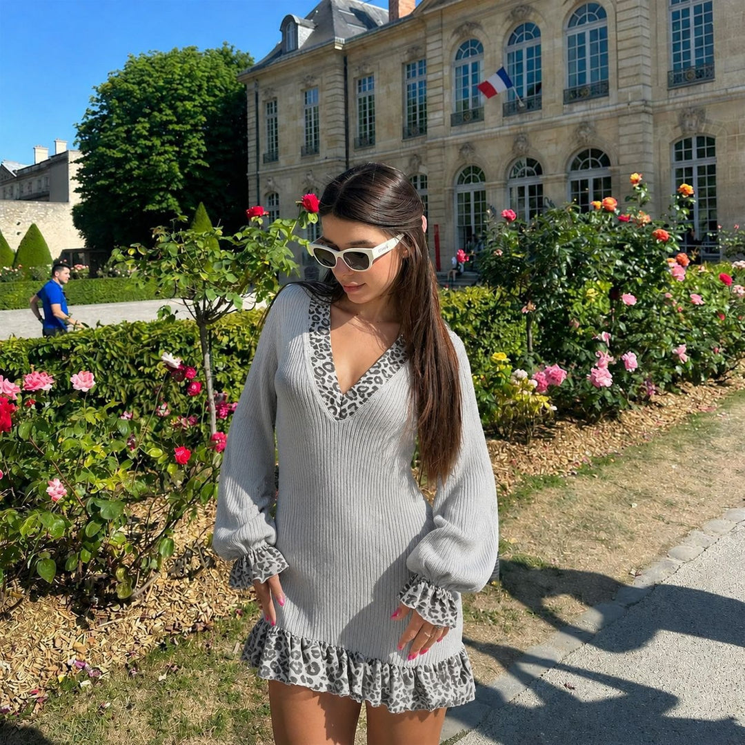 Damen figurnahes Strickminikleid mit tiefem V-Ausschnitt, langen Ballonärmeln und Leopardenvolant Shop Nory