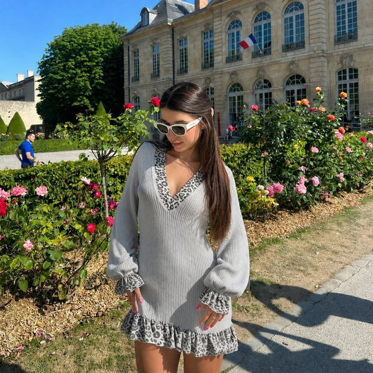 Damen figurnahes Strickminikleid mit tiefem V-Ausschnitt, langen Ballonärmeln und Leopardenvolant Shop Nory