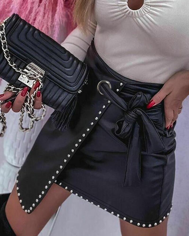Damen Kunstleder-Minirock mit Dekorativen Perlen und Stylischem Bindegürtel