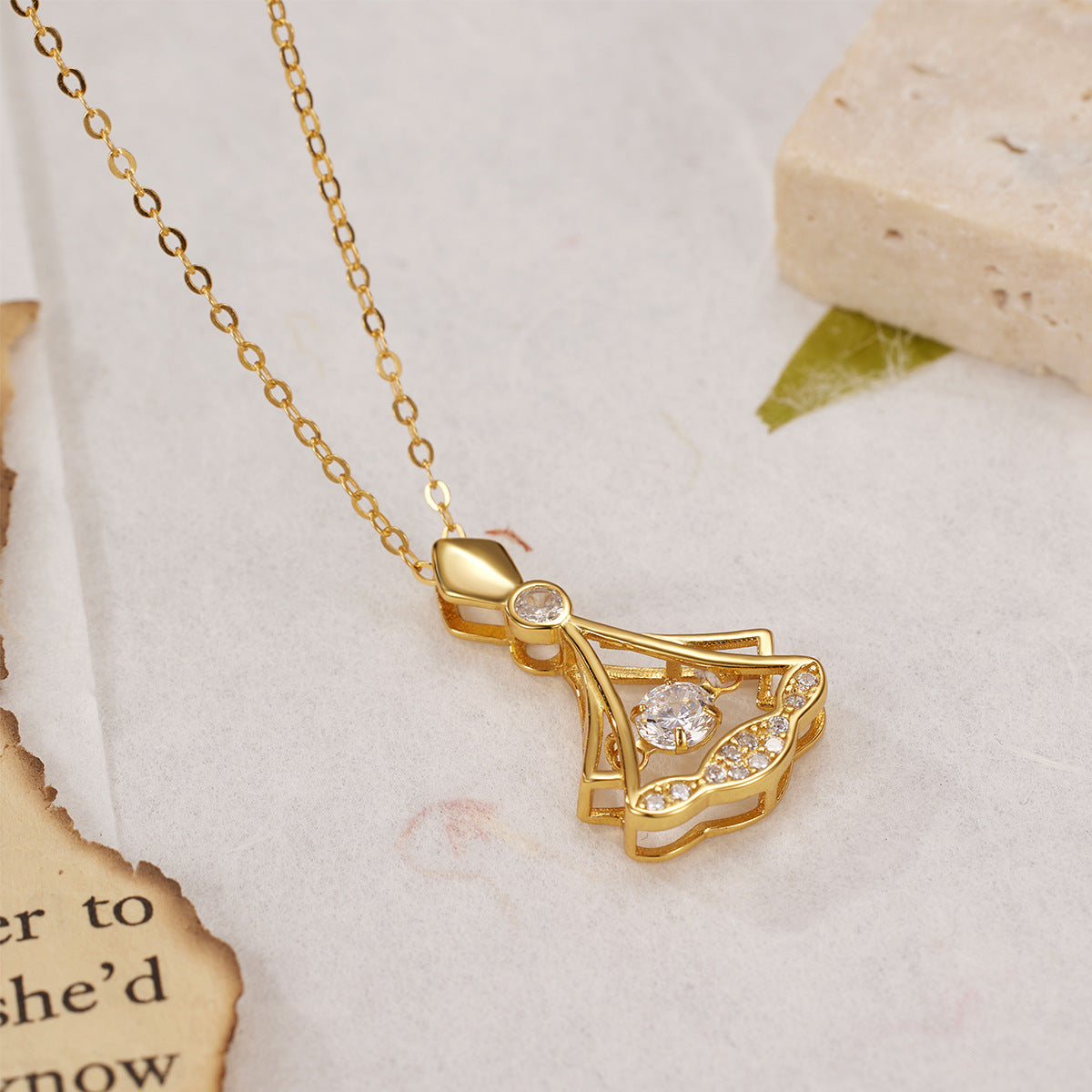 Damen Halskette aus hochwertigem Gold mit kunstvollem Anhänger und funkelnden Kristallen Shop Nory