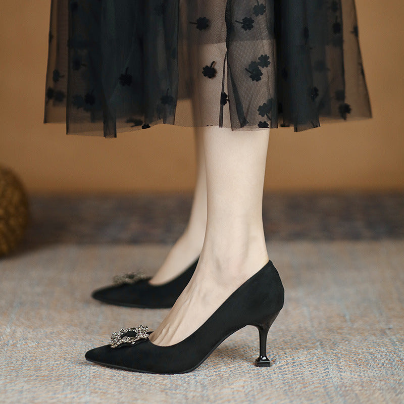 Damen Spitz zulaufende Satin-Pumps mit quadratischem Strassornament und skulpturellem Kittenabsatz Shop Nory
