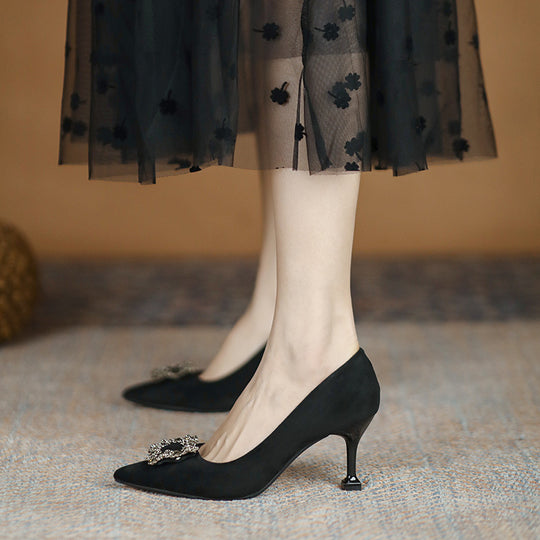 Damen Spitz zulaufende Satin-Pumps mit quadratischem Strassornament und skulpturellem Kittenabsatz Shop Nory