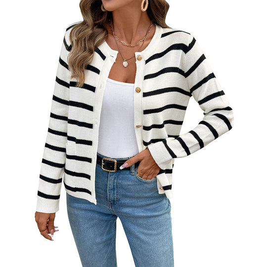 Damen Fein gestrickter Streifen-Cardigan mit Rundhalsausschnitt, goldenen Zierknöpfen und Eingrifftaschen Shop Nory