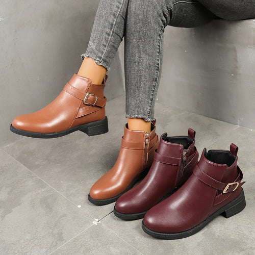Damen kurze Biker-Stiefelette mit dekorativer Schnallenlasche, seitlichem Reißverschluss und gepolstertem Komfortfußbett Shop Nory
