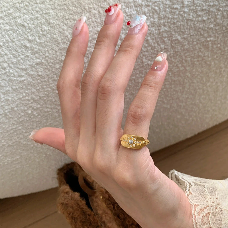 Damenring mit kunstvollem floralen Design und funkelnden Akzenten Shop Nory
