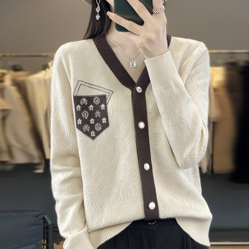 Damen Kurzgeschnittener V‑Neck-Cardigan mit Perlmuttknöpfen und kontrastierter Brusttasche Shop Nory