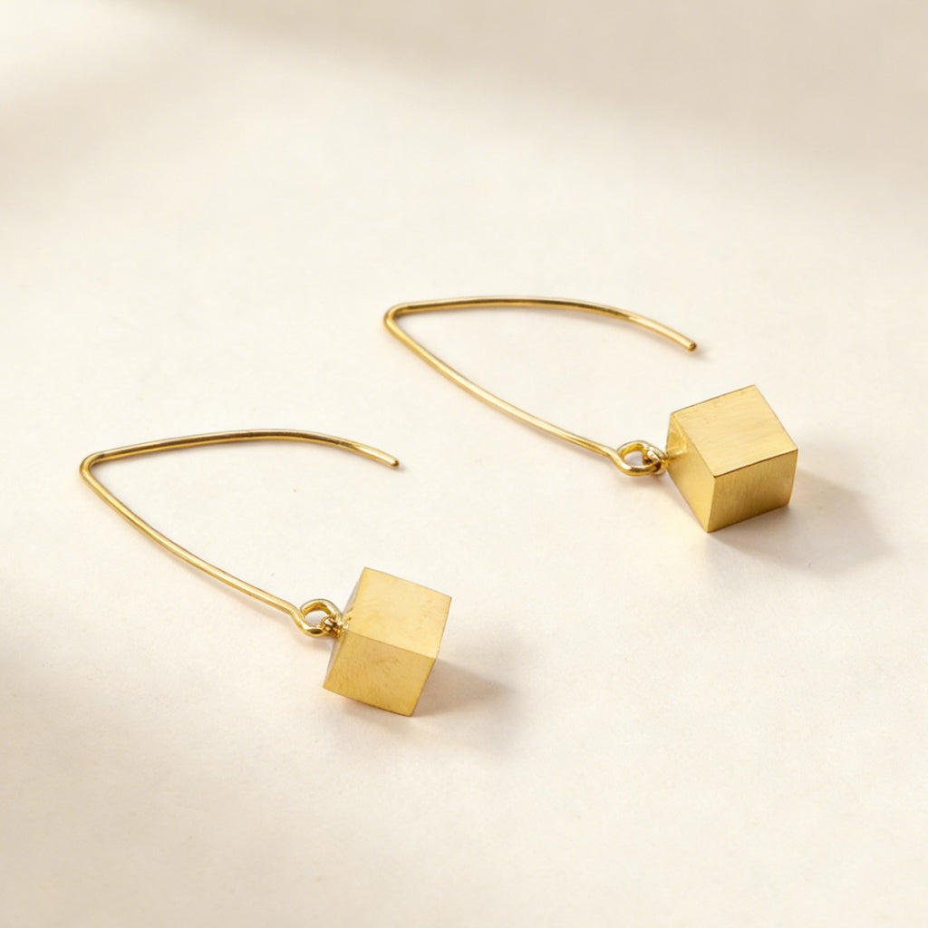 Damen Hängende Ohrstecker aus vergoldetem Edelstahl mit modernem Würfeldesign Shop Nory