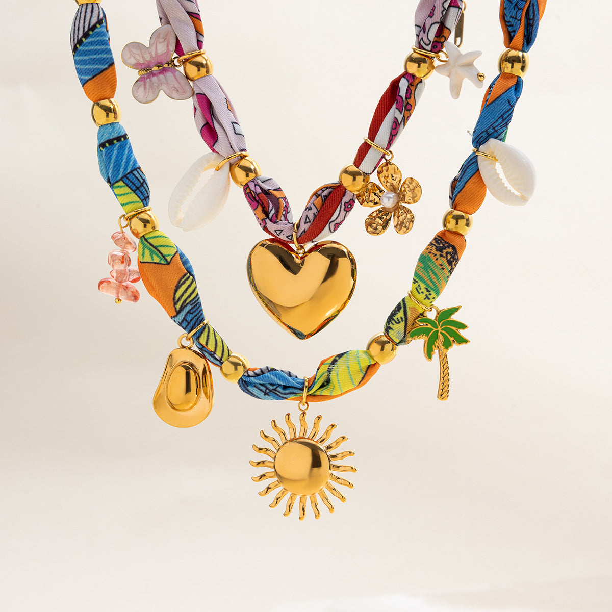 Damen Halskette mit geflochtenem Seidenband und goldenen Anhängern Shop Nory