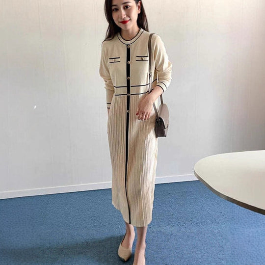 Damen Elegantes Longstrickkleid mit Kontrastpaspel, dekorativer Knopfleiste und plissiertem Rock Shop Nory