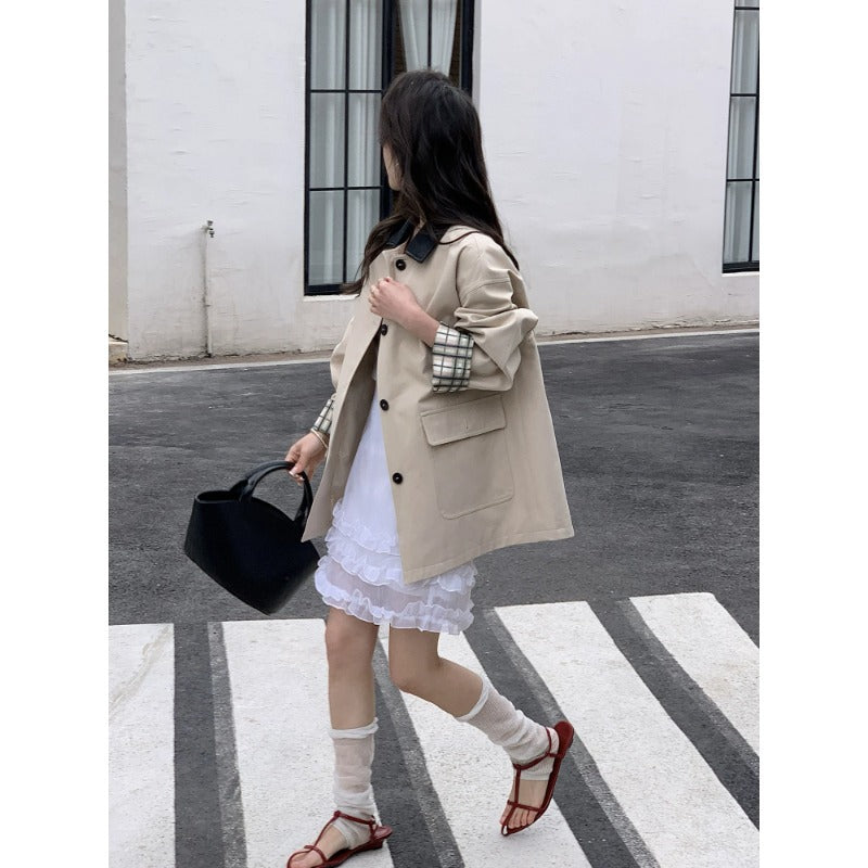 Damen Kurzer Boxy-Trench mit kontrastierendem Revers, kariertem Ärmelbesatz und aufgesetzten Pattentaschen Shop Nory