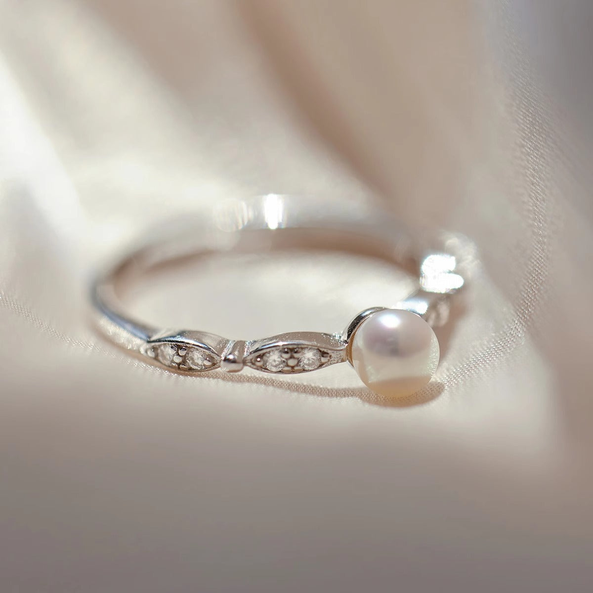 Damenring mit eleganter Perle und glitzernden Zirkonia Shop Nory