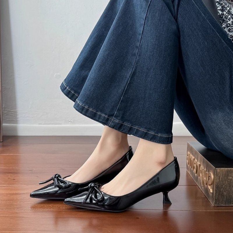 Damen Spitz zulaufende Lack-Pumps mit kleinem Sculpted-Kitten-Absatz und Schleifen-Detail Shop Nory