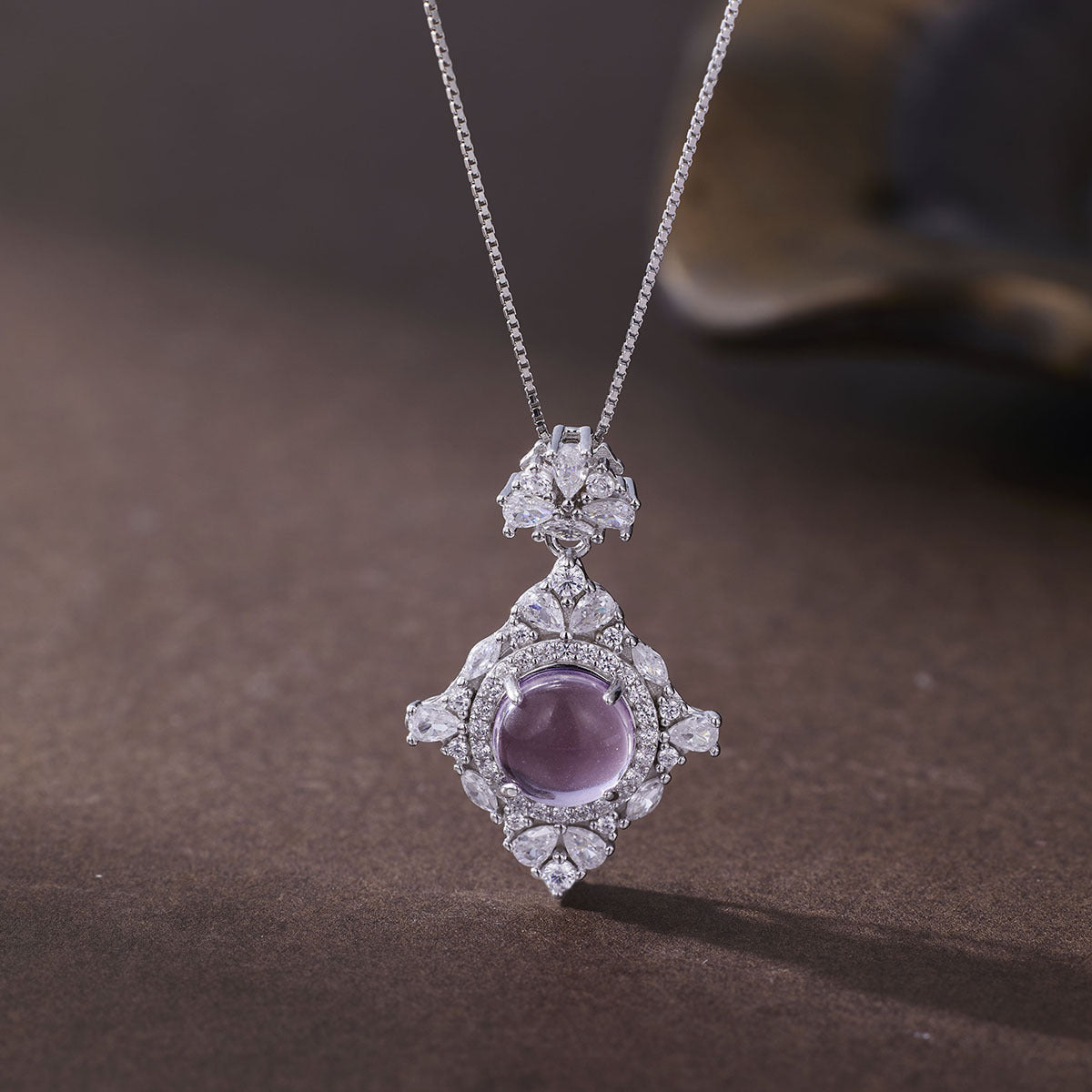 Damen elegante Halskette mit funkelndem Anhänger und hochwertigem Edelstein Shop Nory