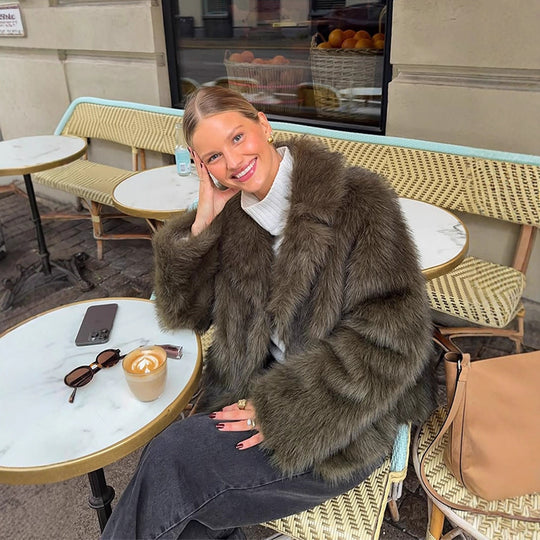 Damen Boxy-Kunstfelljacke mit voluminösem Schalkragen und weicher Teddystruktur Shop Nory