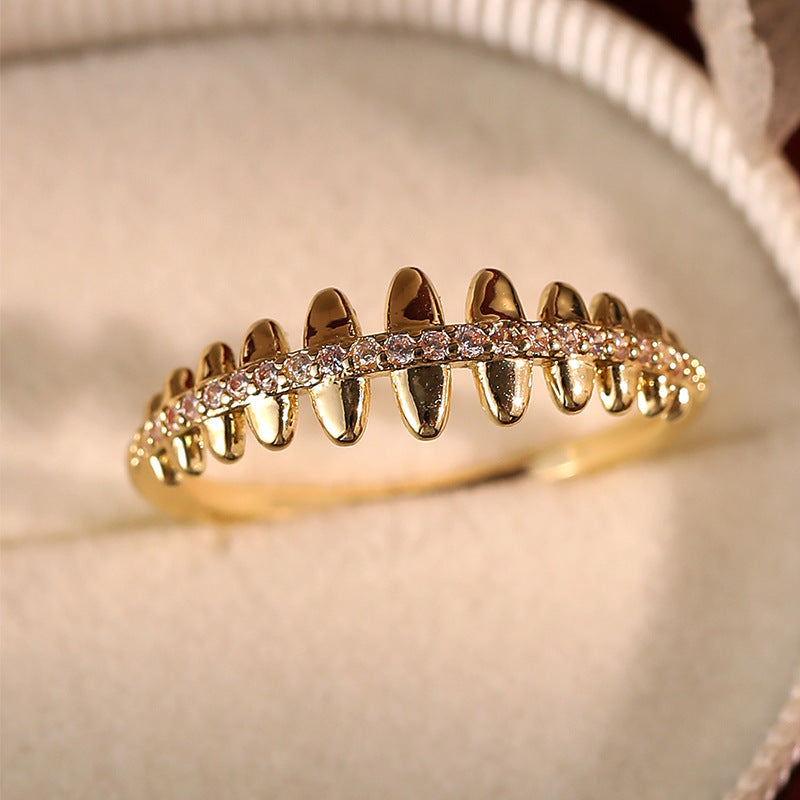 Damen eleganter Ring im trendigen Blattdesign mit funkelnden Kristallen Shop Nory