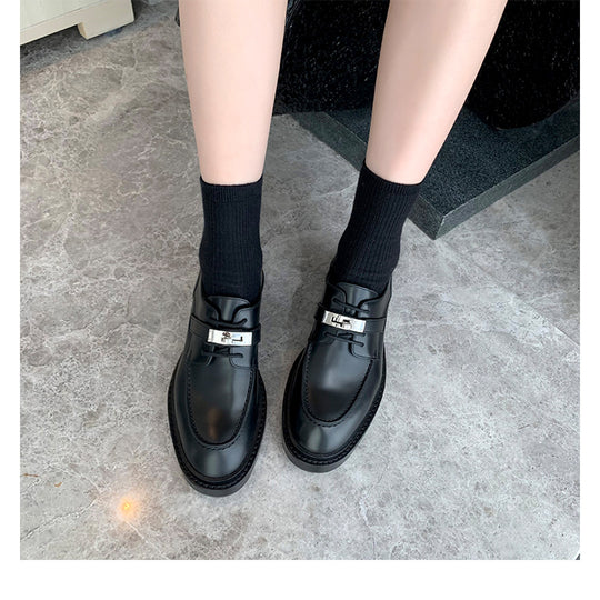 Damen Chunky‑Loafer mit profilierter Lug‑Sohle, breitem Riemen und metallischer Zierkappe Shop Nory