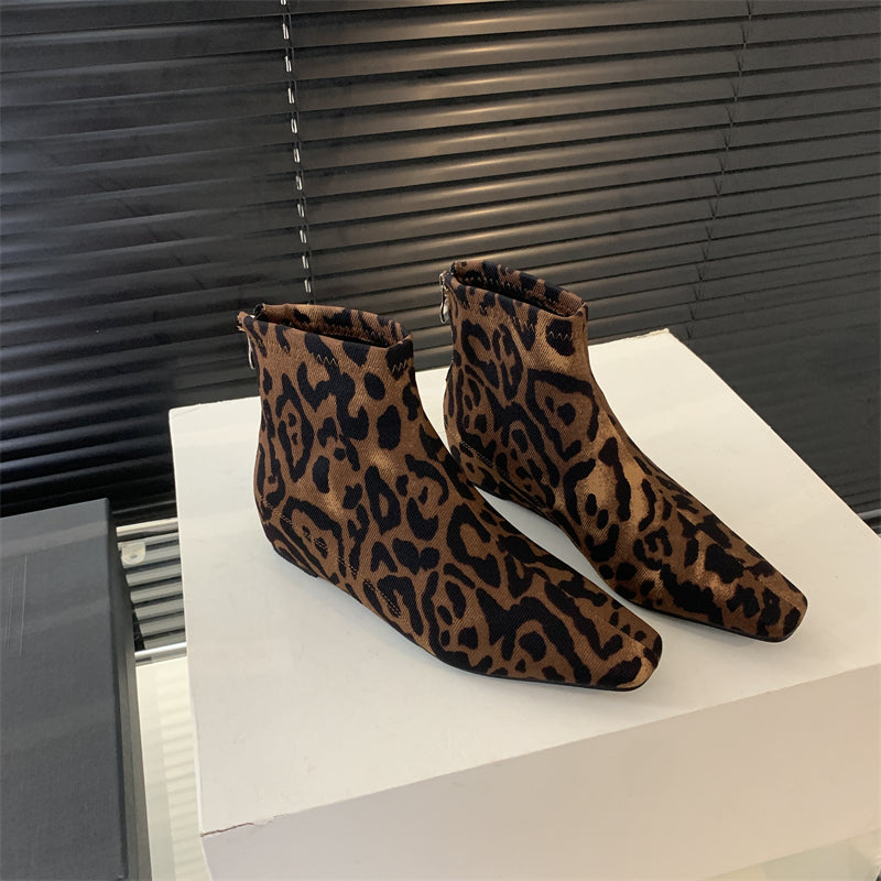 Damen modische Ankle Boots aus feinem Wildleder mit spitzem Schnitt und leichter Keilsohle