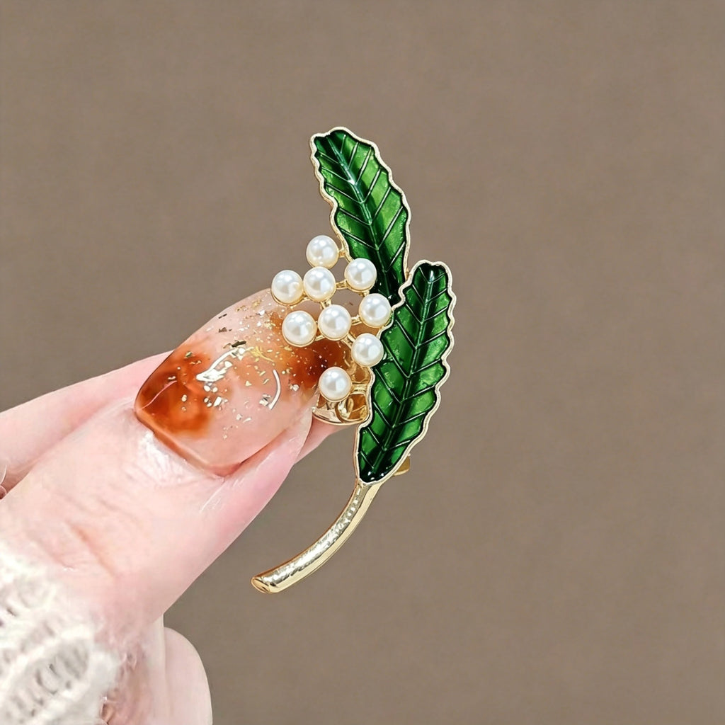 Filigrane Emaillierte Ahornblatt-Brosche mit Zirkonia
