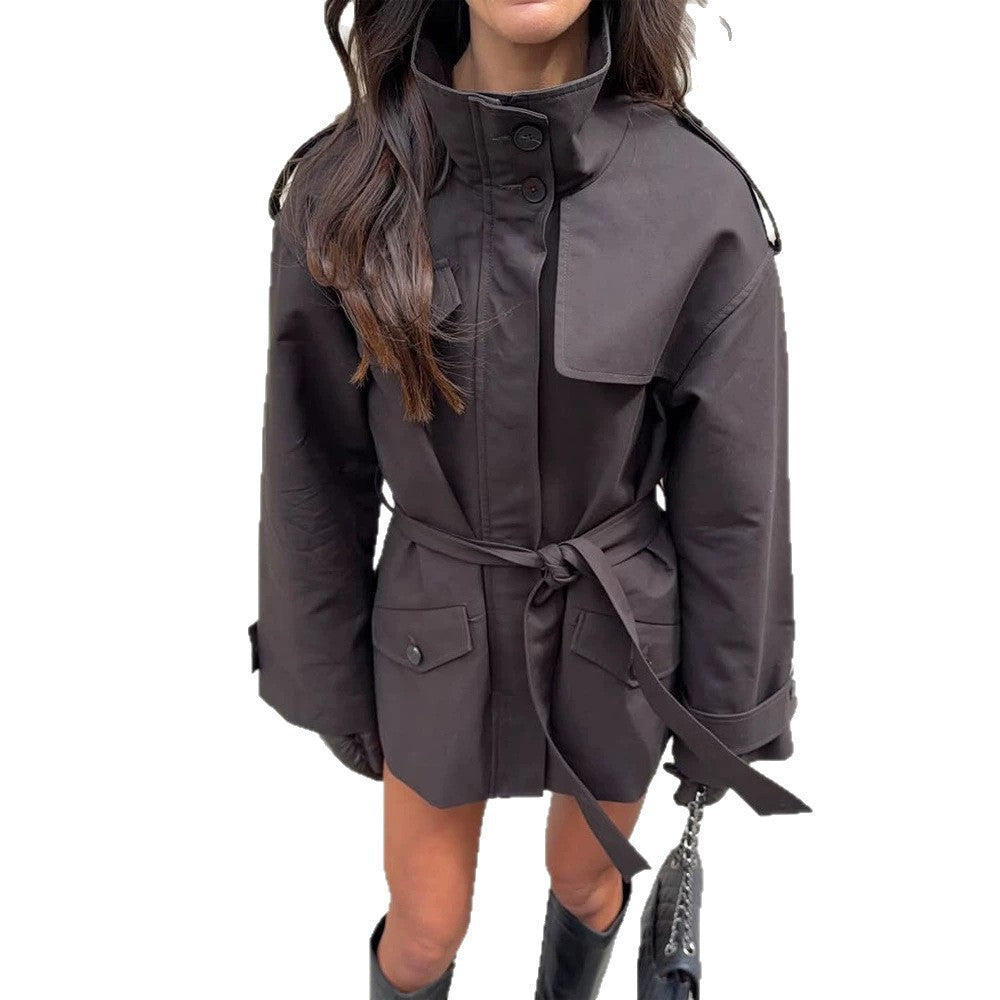 Damen Kurze Taillierte Trenchjacke mit Stehkragen, Pattentaschen und Bindegürtel Shop Nory