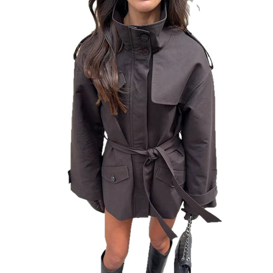 Damen Kurze Taillierte Trenchjacke mit Stehkragen, Pattentaschen und Bindegürtel Shop Nory