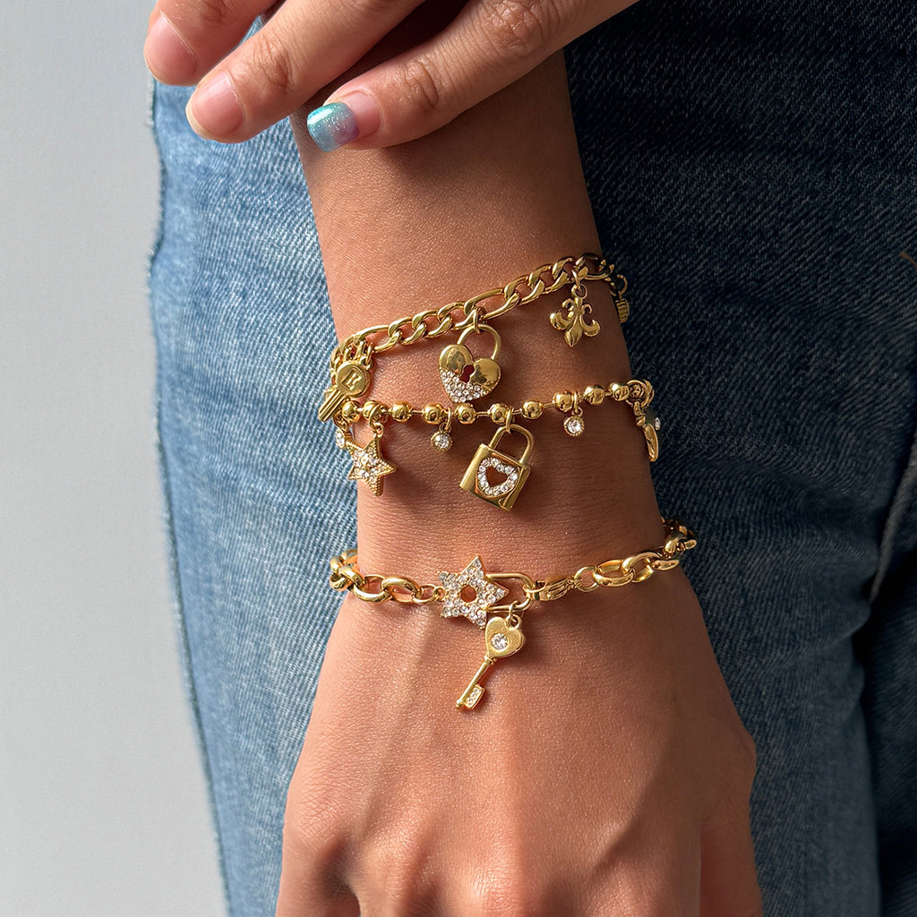 Damen Armband mit funkelnden Anhängern und hypoallergener Edelstahlverarbeitung Shop Nory