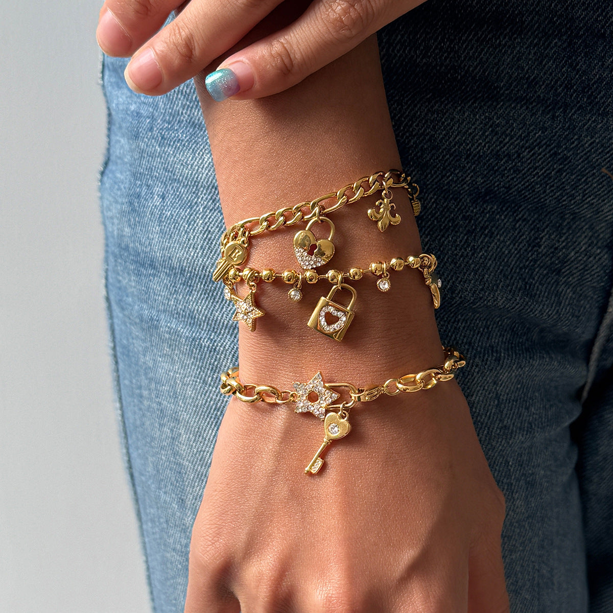 Damen Armband mit funkelnden Anhängern und hypoallergener Edelstahlverarbeitung Shop Nory