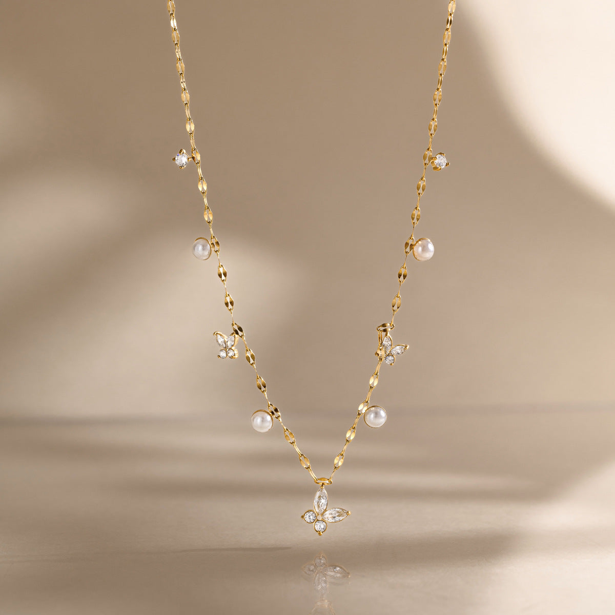 Damen Halskette mit eleganten Perlen und glitzernden Schmetterlingsanhängern Shop Nory