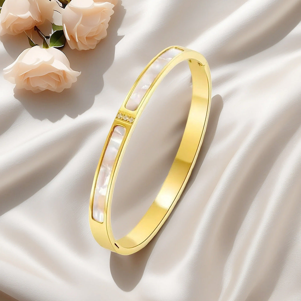 Damen Armreif mit elegantem Perlmutt-Inlay und funkelnden Akzenten Shop Nory