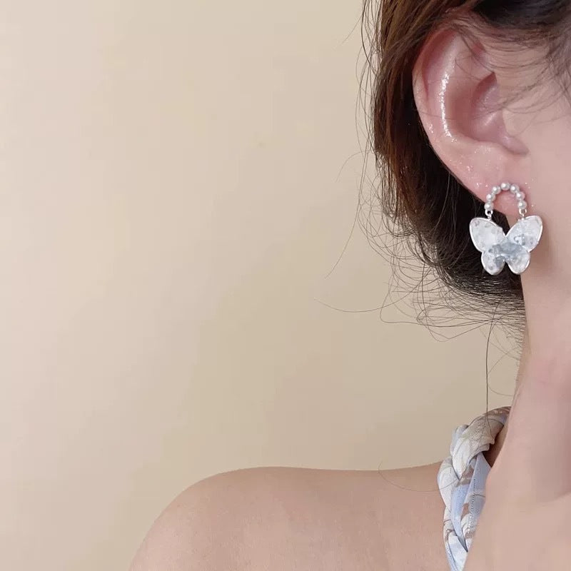 Damen Ohrstecker mit filigranem Schmetterlingsdesign und funkelnden Kristallakzenten Shop Nory
