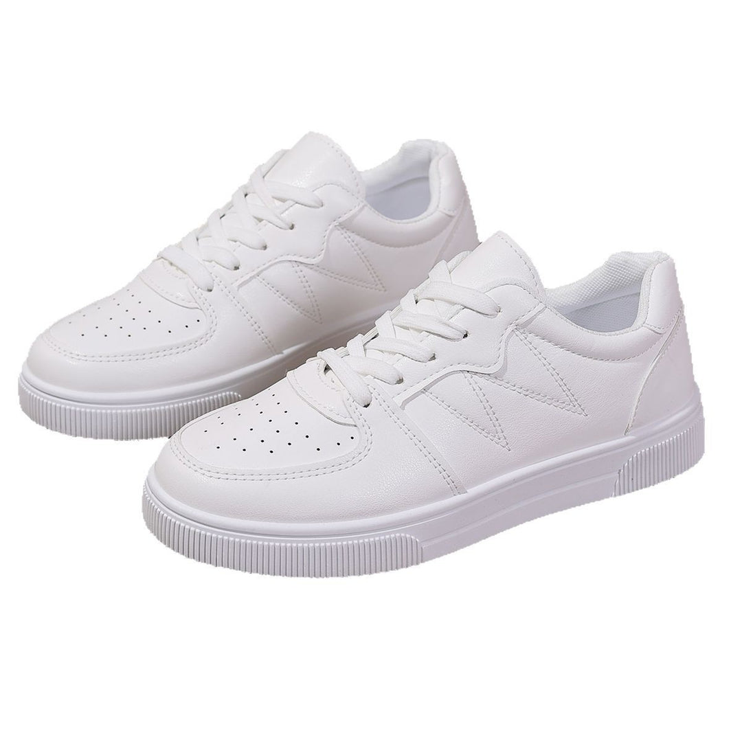 Damen Niedrige Sneaker aus Lederimitat mit perforierter Zehenkappe, gepolstertem Einstieg und profilierter Plateausohle Shop Nory