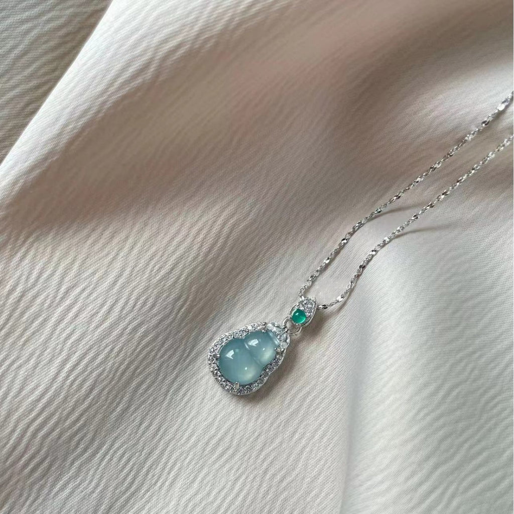Damen Halskette mit exquisitem Tropfenanhänger aus Jade und funkelnden Zirkonia Shop Nory