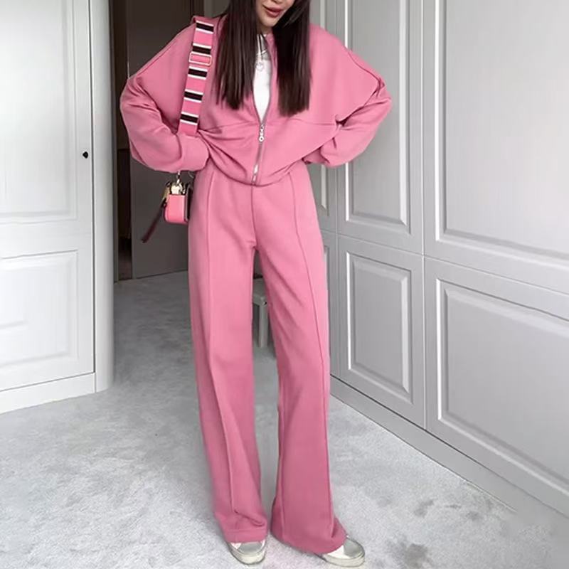 Damen nan kurz geschnittenes Blouson mit Reißverschluss und weiter High-Waist Jogginghose Set Shop Nory