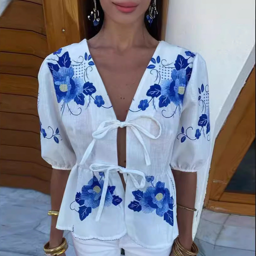Damen Bluse mit floralen Stickereien und verspieltem Schnitt