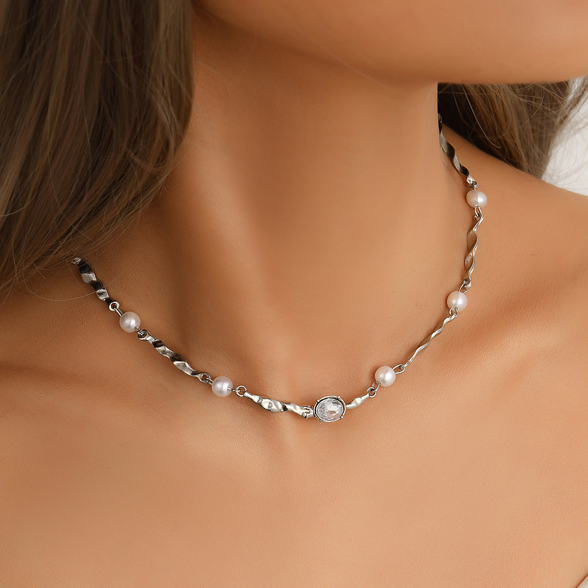Damen Halskette mit einzigartigem Muster und zarten Perlen Shop Nory