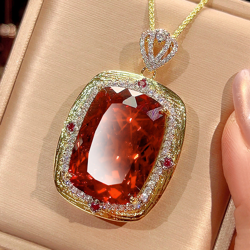 Kissenförmiger Cut Statement Anhänger Necklace Mit Pavé Halo Und Verziertem Goldbail