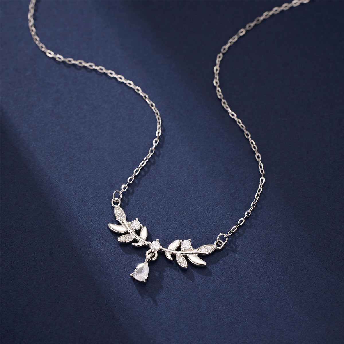 Damen filigrane Halskette mit botanischem Design und funkelnden Zirkonia Shop Nory
