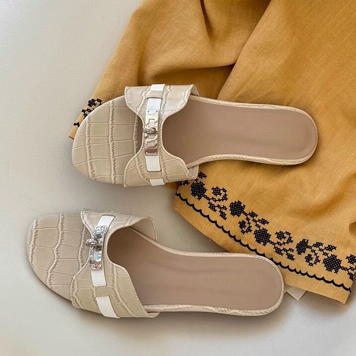Damen Pantoletten mit elegantem Schlüsselelement und trendigem Kettenakzent