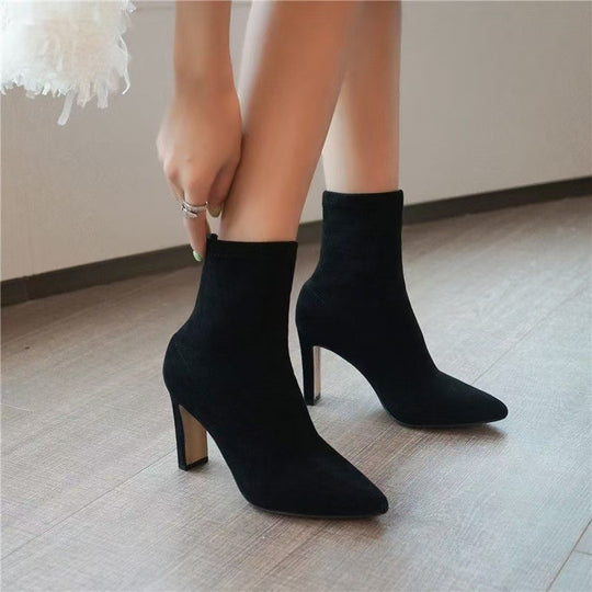 Damen Sock-Stiefelette aus Stretchvelours mit spitzer Zehenpartie und skulpturellem Blockabsatz Shop Nory