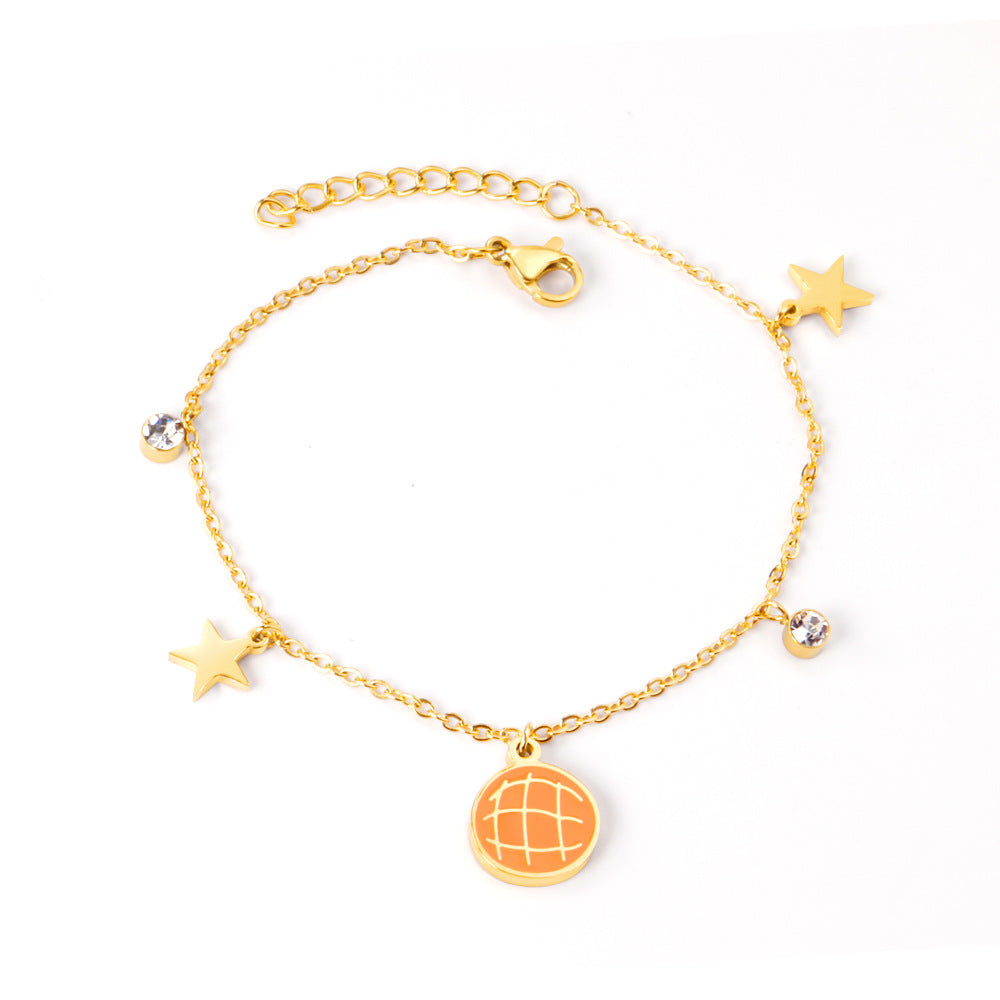 Damen Armband mit verspieltem Hotdog-Anhänger und goldfarbener Kettenstruktur Shop Nory