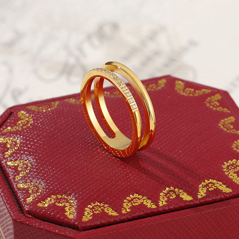 Damenring mit einzigartigem, geschichtetem Design und strahlenden Kristallen Shop Nory
