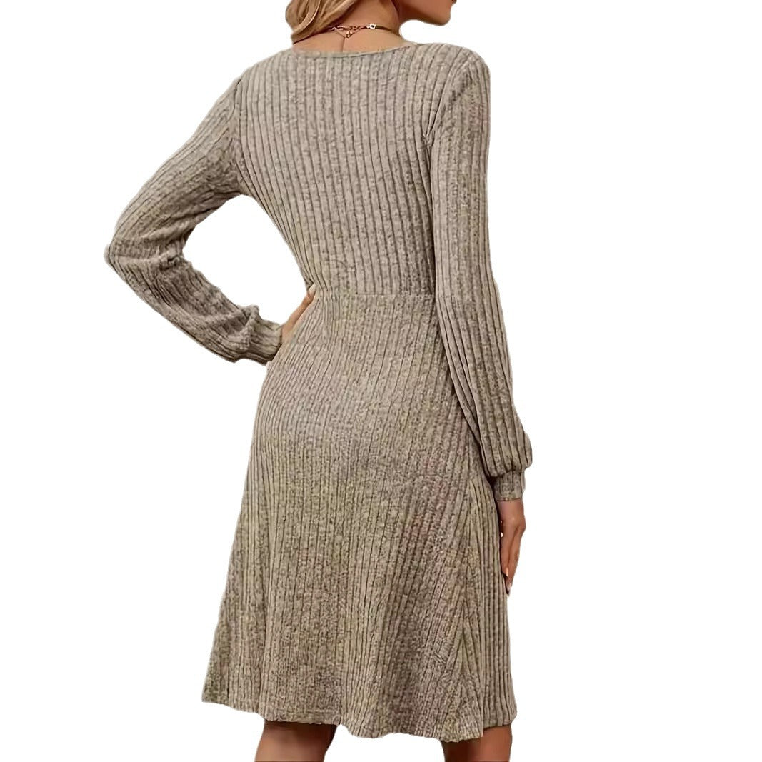 Damen Tailliertes Rippstrick-Midikleid mit U-Boot-Ausschnitt und Zierknopfleiste Shop Nory